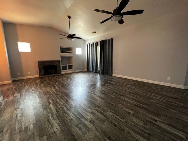 Building Photo - Single Family Home Southwest Visalia!