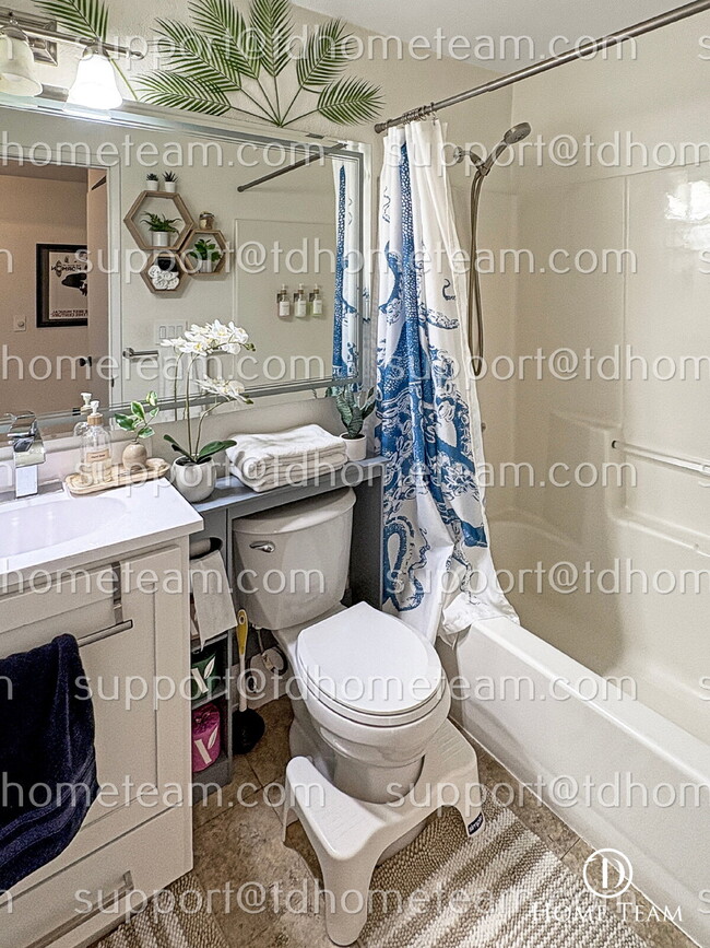 Building Photo - "Charming Lynnwood Home with Finished Base...
