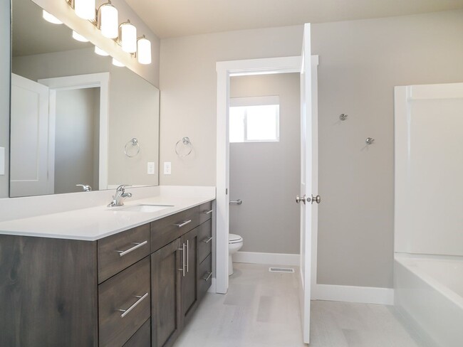 Building Photo - Beautiful 3 Bed 2.5 Bath Townhome in West ...