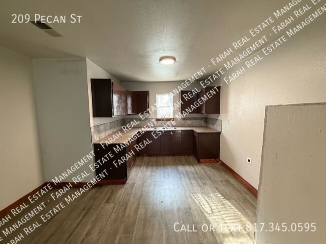 Building Photo - 209 Pecan St