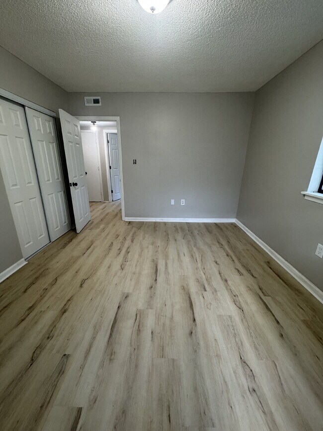Building Photo - Renovated 3-Bedroom Ground-Floor Apartment