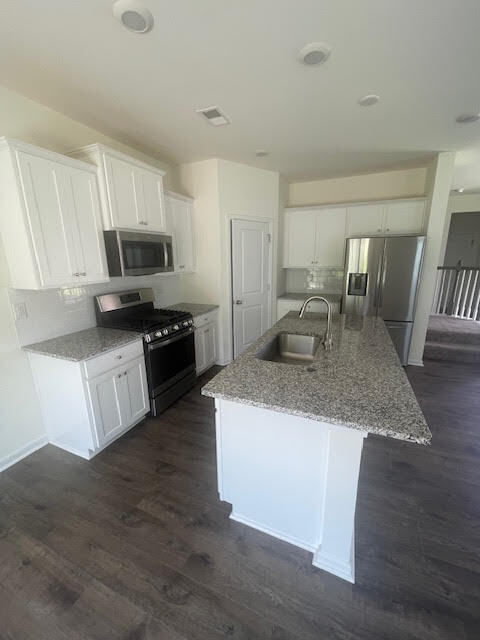 Building Photo - Spacious 3-Bedroom, 2.5-Bath Home in a Gre...