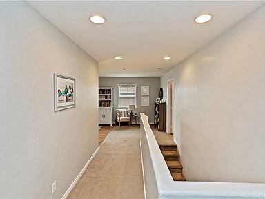 Building Photo - Recently updated, 3 bed 3 bath highly desi...