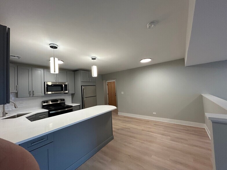 Building Photo - 1214 N La Salle Dr