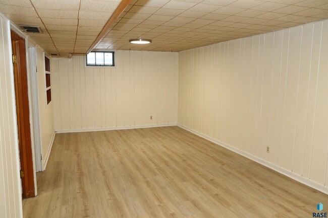 Building Photo - 1905 S Western Ave