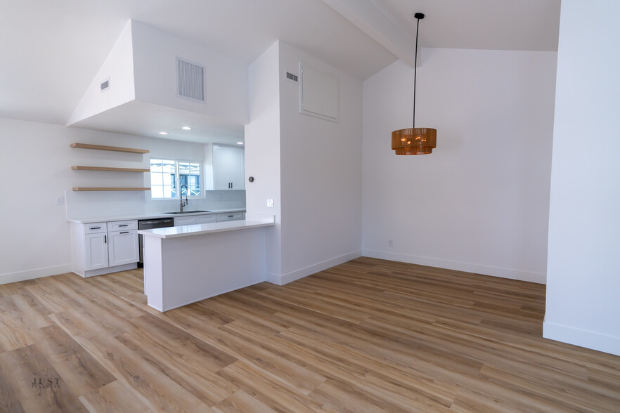 Dining room and bar - 907 5th