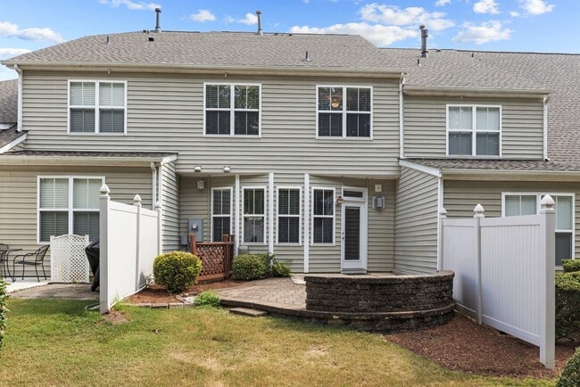 Building Photo - Gorgeous 3 Bedroom Townhome w/ Premium Finishes & Amenities - Pet Friendly!