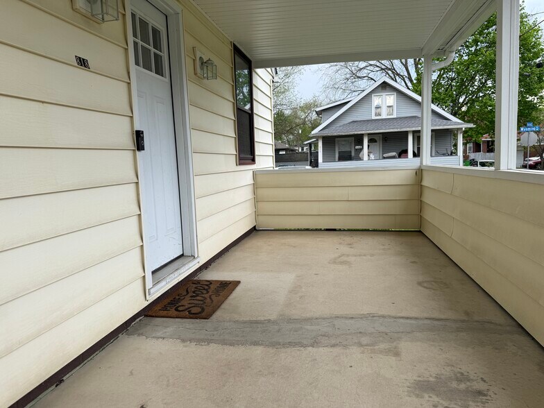 Front porch - 818 Wyoming Pl NE