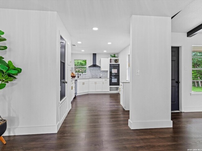 Building Photo - 5026 Lakewood Dr