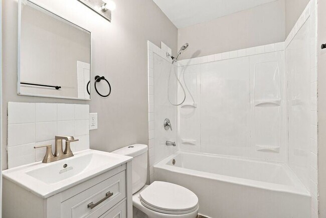Building Photo - 846-848-848 Reinhard Ave