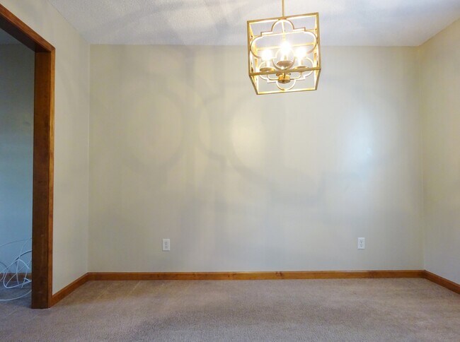 Building Photo - 3 BR w/ Bonus Room Minutes to MCAS!