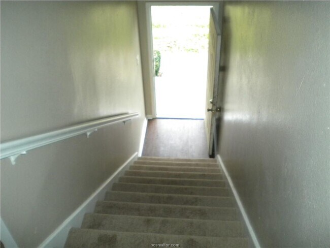 Building Photo - 906 Spring Loop