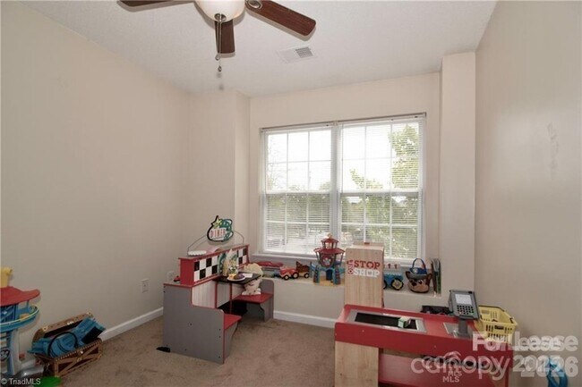 Building Photo - 137 Lynch Cir