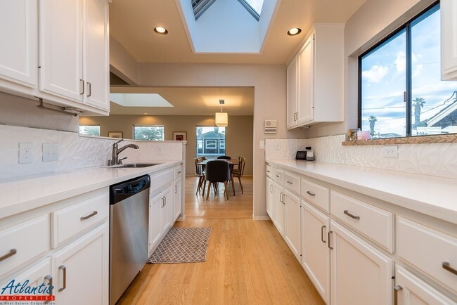 Building Photo - Desirable Home | Oceans Views | Close To B...