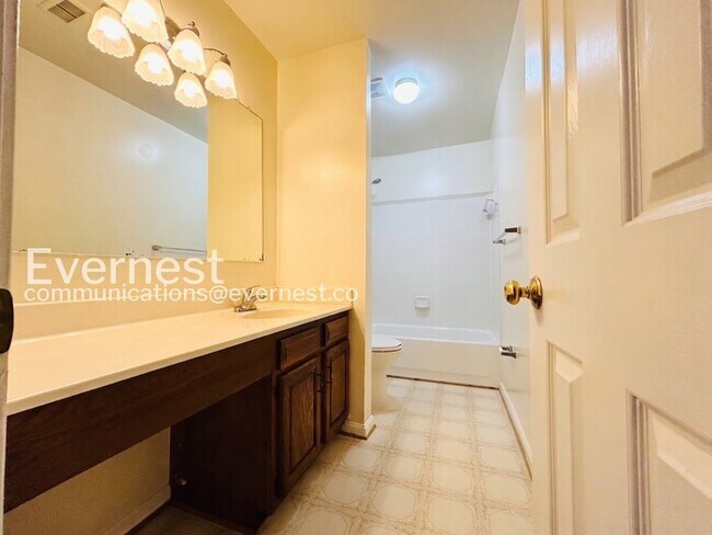 Building Photo - 3 Bed/2.5 Bath Townhome with Fenced Yard / Available Soon!