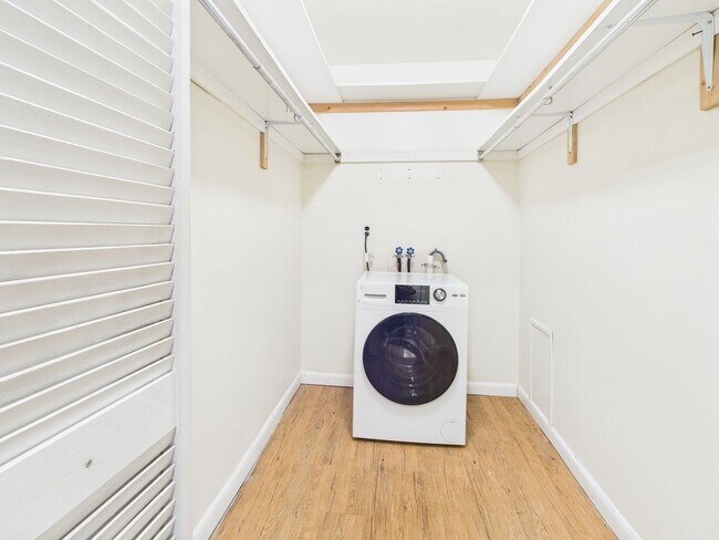 Building Photo - 557 N 16th St