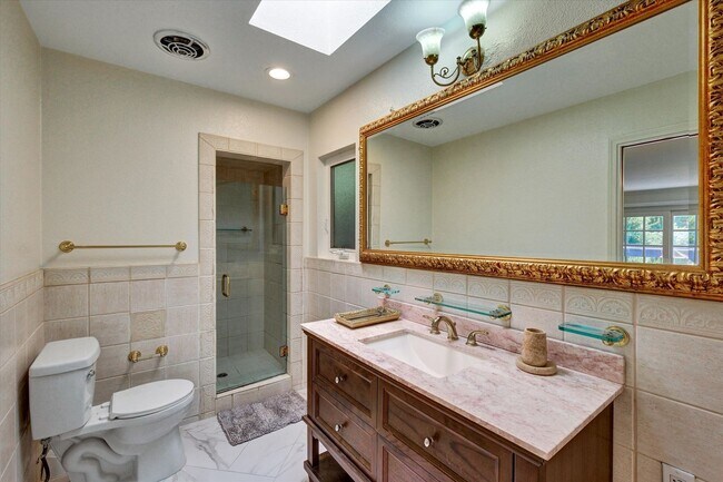 Building Photo - 5-Bedroom Home in Desirable Friendly Hills...