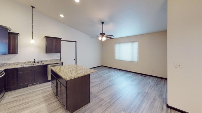 Building Photo - 2 bed town home!