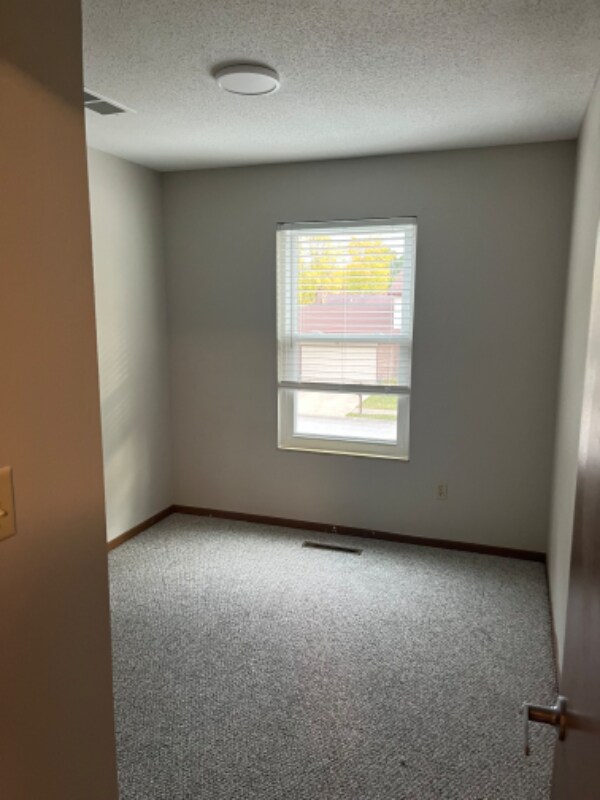 Building Photo - 128 White Pine Ave