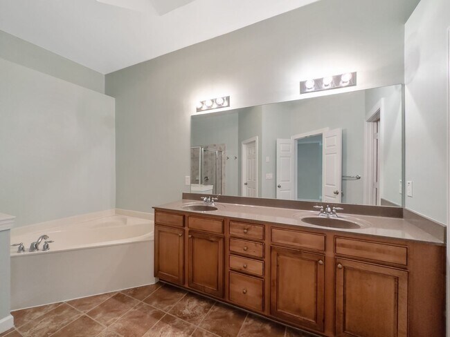 Building Photo - 3 bedroom 3 bath  Townhouse in Cobblestone...