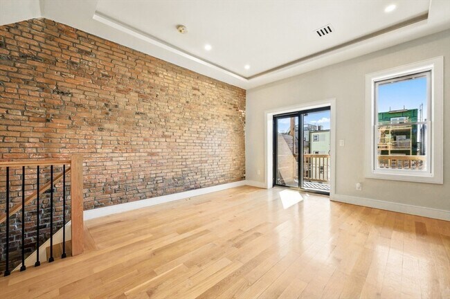 Building Photo - 125 Saratoga St