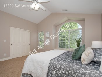 Building Photo - Beautiful Townhome in Quiet Neighborhood!