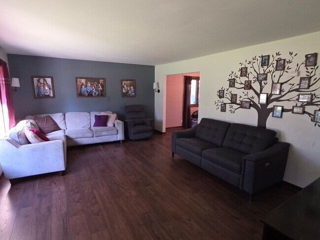 Building Photo - Updated 4 bedroom home in Merton