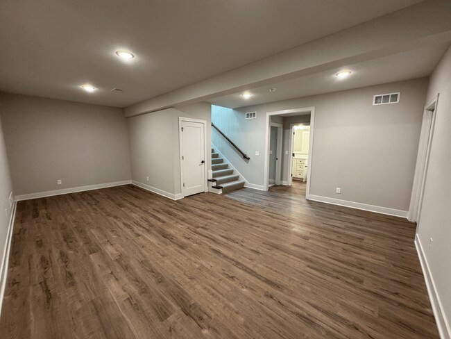 Building Photo - 1613 SW Hedgewood Ln