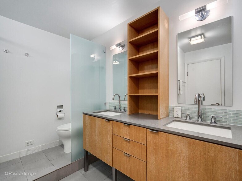 Building Photo - 2020 N Lincoln Park W