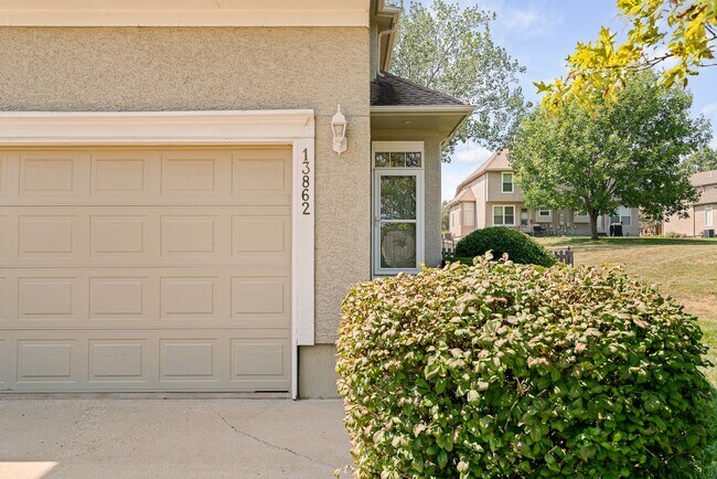 Building Photo - {13862} Spacious townhome in Prime Location + Maintenance Provided Community + Neighborhood Pool ...