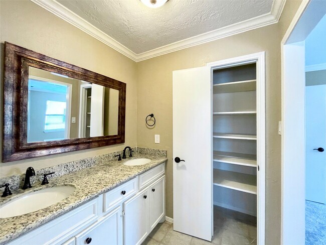 Building Photo - 15006 Elmont Dr