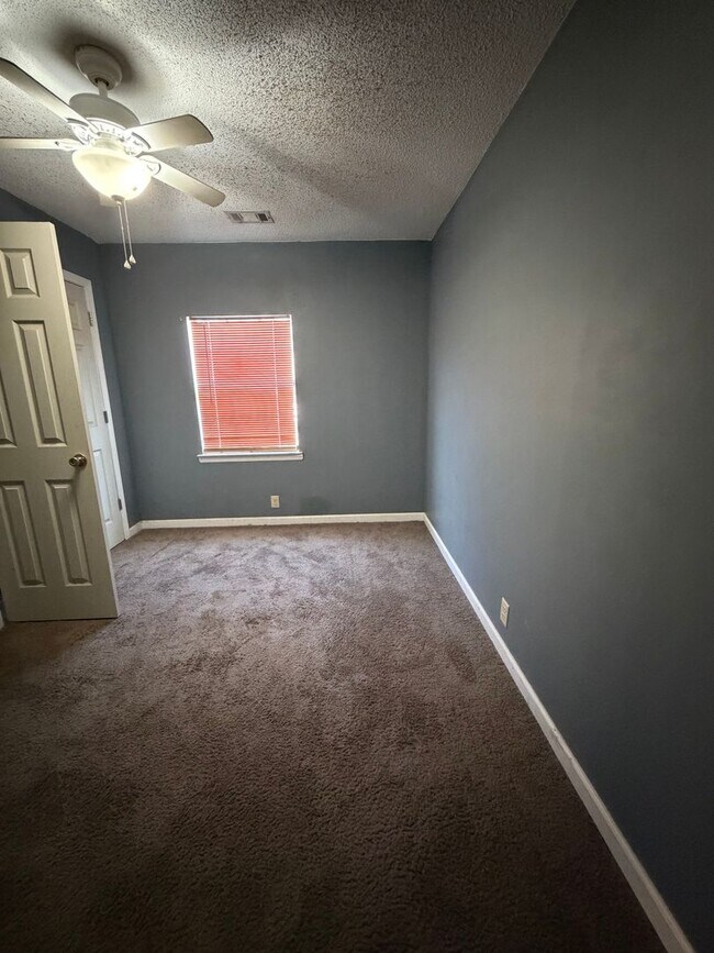 Building Photo - FOR RENT