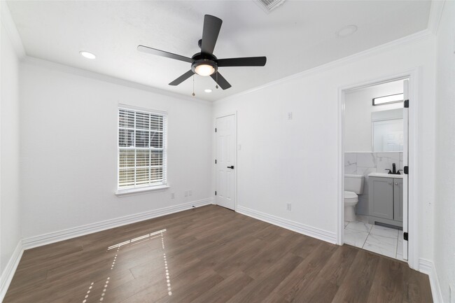 Building Photo - 802 E 33rd St