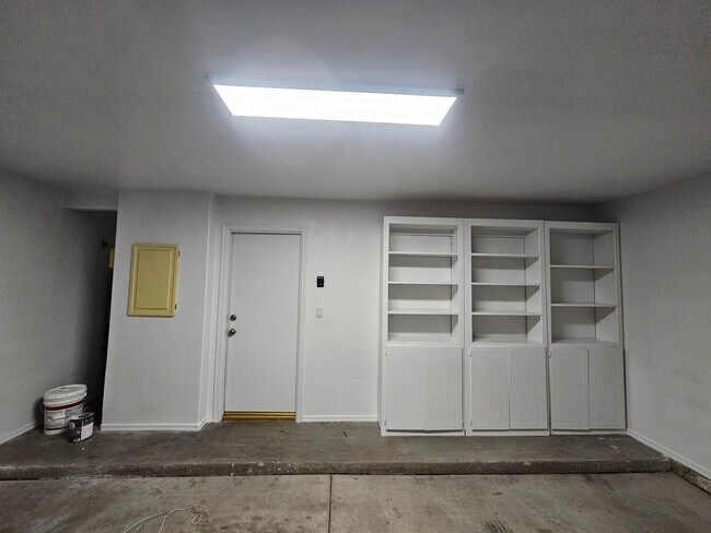 Building Photo - 3 Bedroom Home - No HOA - Single Level - North Phoenix *$500 Off First Month's Rent*