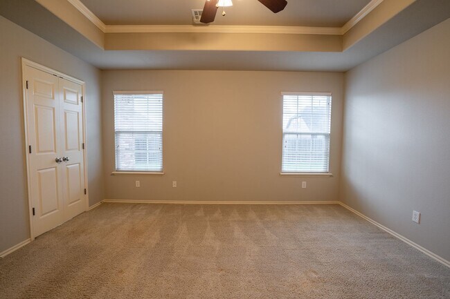 Building Photo - Beautiful 3 bed / 2 bath in New Tulsa!