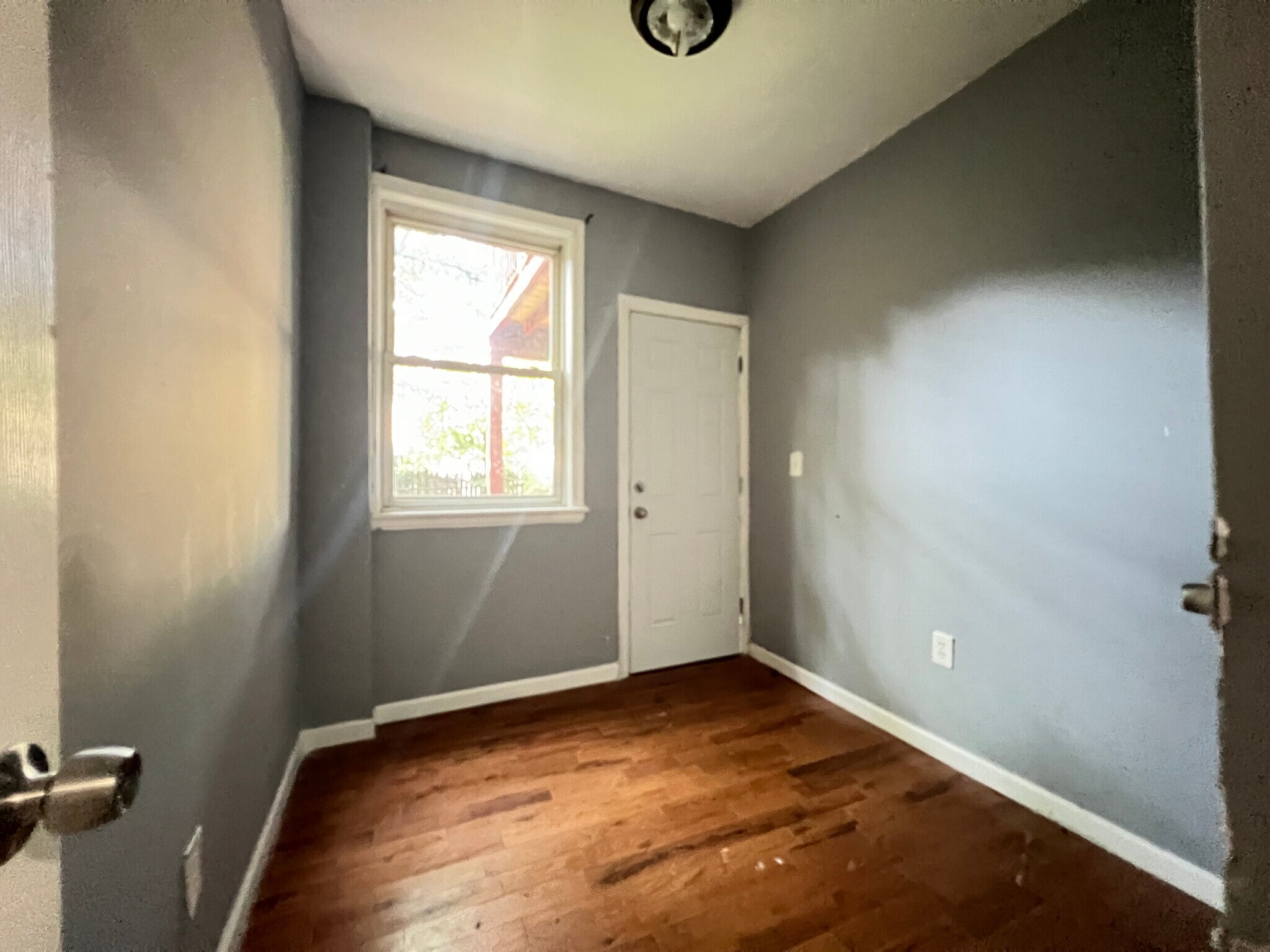 Unit 4 - 300 Lyons Ave
