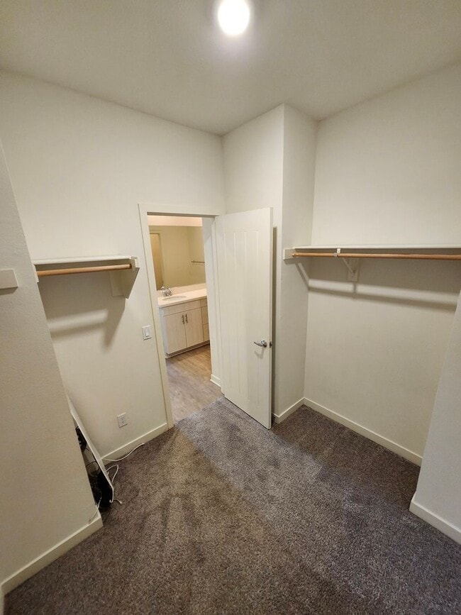 Building Photo - Gorgeous Tri-level Townhouse 3 beds 3 1/2 ...