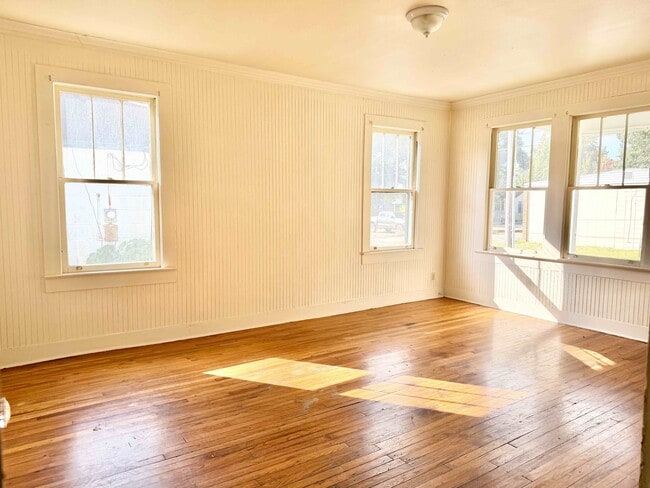 Building Photo - 452 Bernardo St