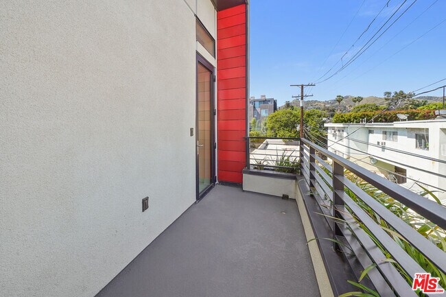 Building Photo - 1204 N Orange Grove Ave