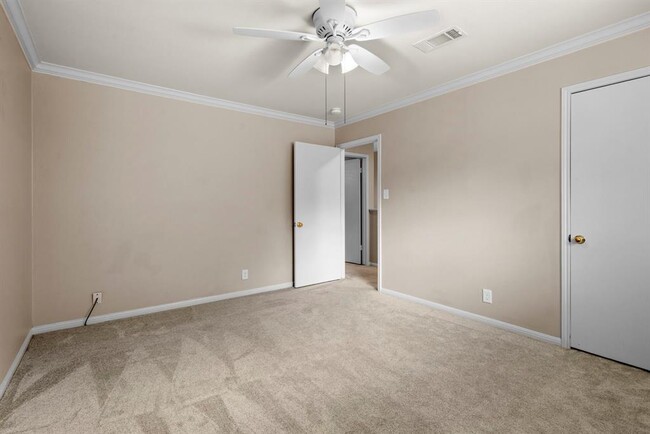 Building Photo - 527 Briar Knoll Dr