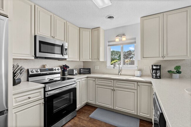 Building Photo - Seasonal Rental Available 9/10/25-3/31/26