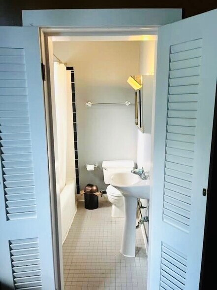 1st floor bathroom - 1808 Esplanade Ave