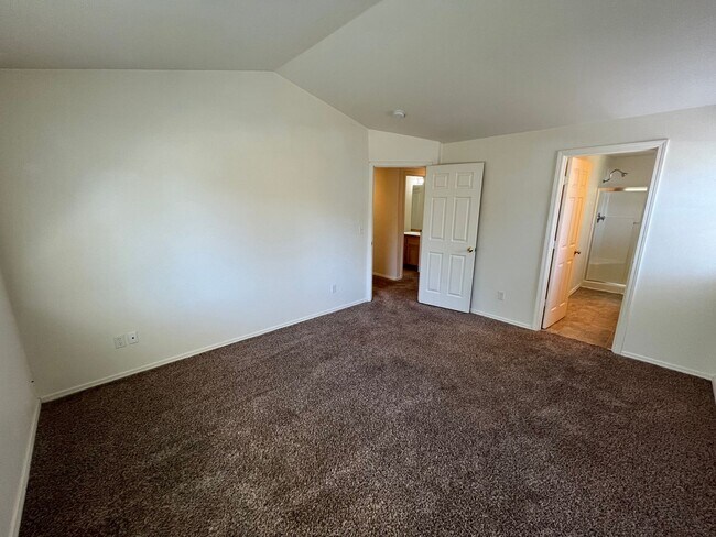 Building Photo - Cozy SE Bend 3 Bed/2 Bath Home on Large Co...