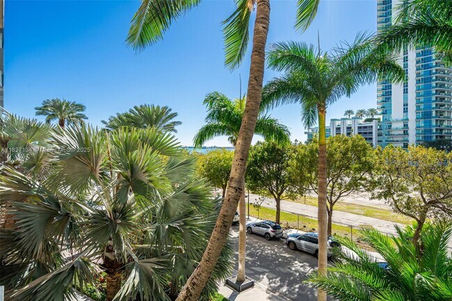 Building Photo - 1155 Brickell Bay Dr