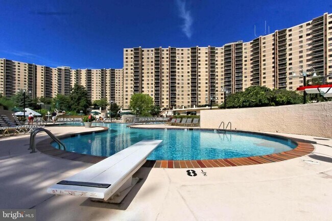 Building Photo - 205 Yoakum Pkwy