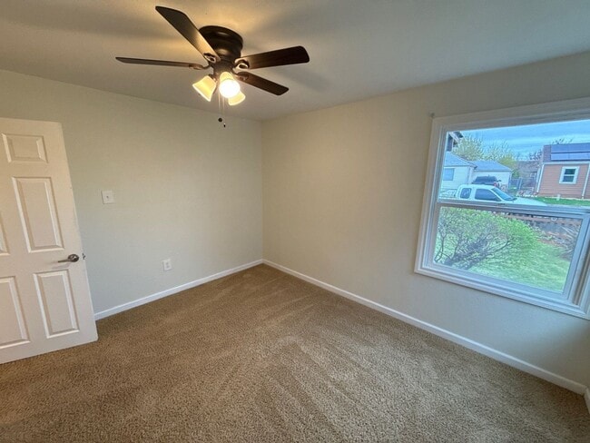 Building Photo - 1070 SW 16th Ave