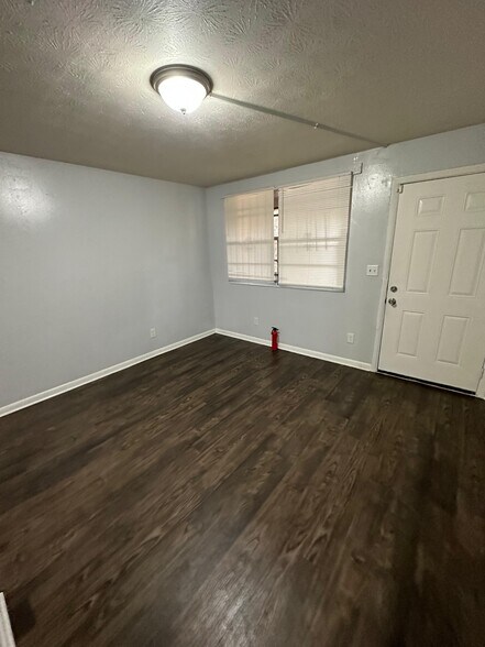 Building Photo - 1625 W 26th St