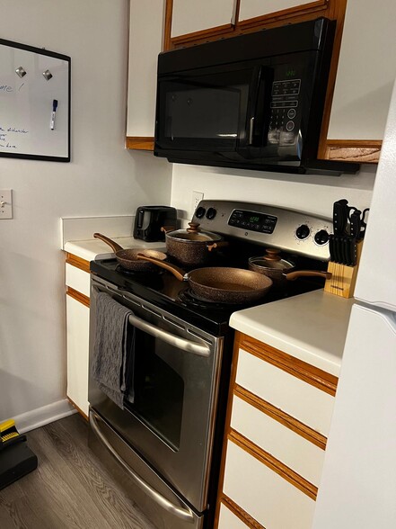 Kitchen Appliances - 1420 Collegiate Cir