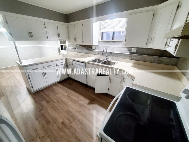 Building Photo - 1424 E Willow Dr