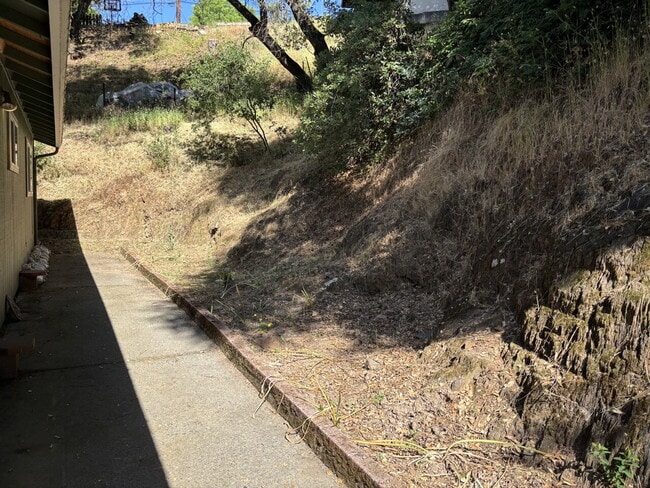Building Photo - Darling 2-bed home with private lot nestled at end of cul-de-sac!
